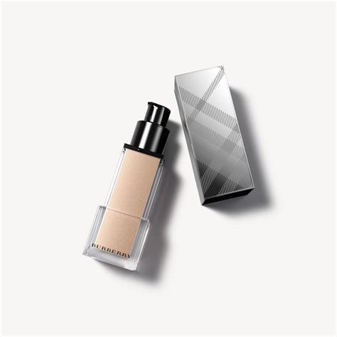 Burberry Fresh Glow Luminous Fluid Base in Nude Radiance